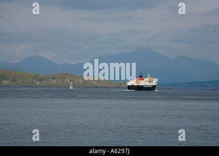 Le ferry d'Oban en passant Duart Castle, dans le Firth of Lorn Banque D'Images