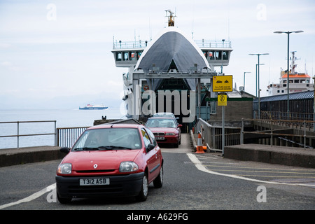 Les voitures de tourisme de quitter le ferry d'Oban à Craignure Isle of Mull Banque D'Images