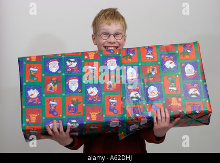 Portrait d'un petit garçon heureux avec un grand cadeau de Noël Banque D'Images