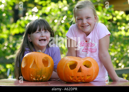 Deux heureux les filles sont fiers de la citrouille qu'ils ont préparé pour l'Halloween Banque D'Images