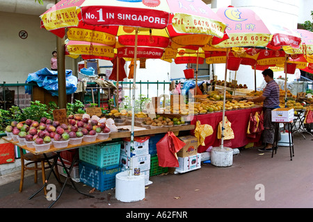 Étal de fruits dans le quartier chinois de Singapour, la vente de variétés exotiques Banque D'Images