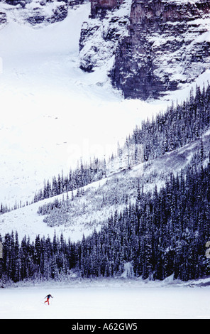 Le dirigeant d'une skieuse du ski sur un lac gelé Louise en Alberta, Canada Banque D'Images
