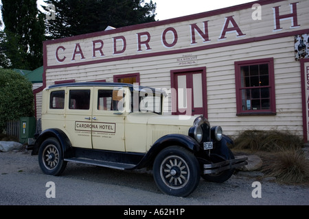 Vintage voiture stationnée dehors Cardrona Hôtel Cardrona Valley Wanaka ile sud Nouvelle Zelande Banque D'Images