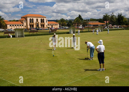 Jouer au croquet dans Jardins du gouvernement à l'extérieur de Baignoire Chambre Rotorua Nouvelle Zélande Île du Nord Banque D'Images