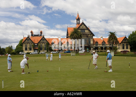 Jouer au croquet dans Jardins du gouvernement à l'extérieur du musée de Rotorua Rotorua Nouvelle Zélande Île du Nord Banque D'Images