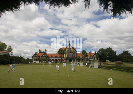 Jouer au croquet sur la pelouse en face de Rotorua Musée d'art et d'histoire Jardins du gouvernement Rotorua Nouvelle Zélande Île du Nord Banque D'Images