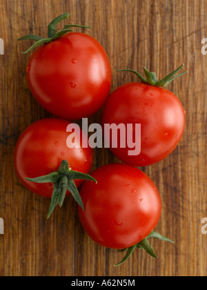 Les tomates sur fond de bois Banque D'Images