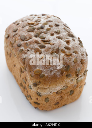 Miche de pain brun avec les graines de citrouille tourné avec un appareil photo numérique moyen format professionnel Banque D'Images