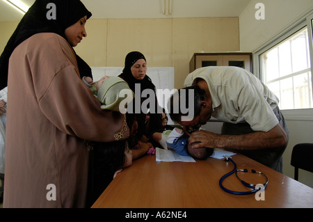 Un enfant palestinien de recevoir un traitement médical dans une clinique la Cisjordanie Israël Banque D'Images