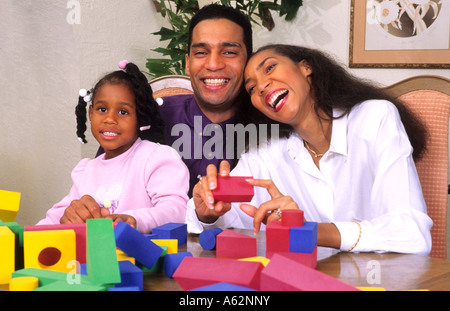 Black african american family ensemble heureuse à la maison bénéficiant d'un l'autre et se détendre tout en jouant, Banque D'Images