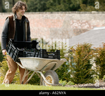 Jardinier célébrité Dan Pearson travaille sur le nouveau jardin clos à Broughton Hall Banque D'Images