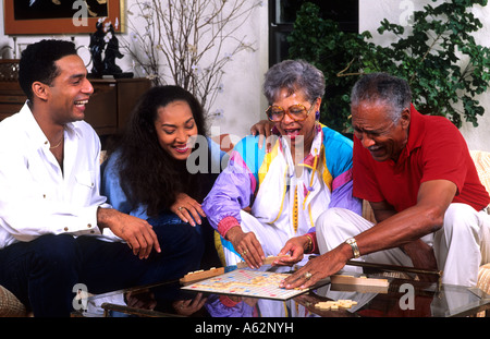 Trois génération noir african american family les jeux de société à la maison ensemble, s'amuser et rire Banque D'Images