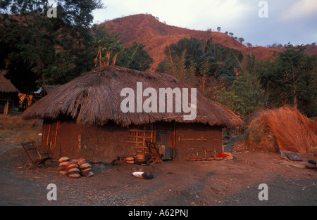 Poterie Kisi se trouvant à l'extérieur d'une cabane dans un village de pêcheurs Kisi ci-dessous Livingstone Montagnes Lac Nyasa Tanzanie Banque D'Images
