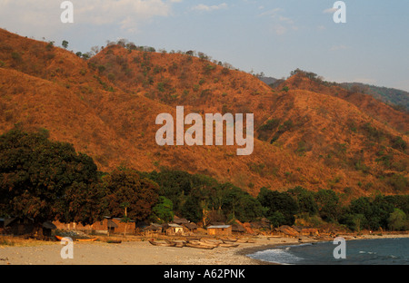 Village de pêche ci-dessous Livingstone Montagnes Lac Nyasa Matema Beach Tanzanie Banque D'Images