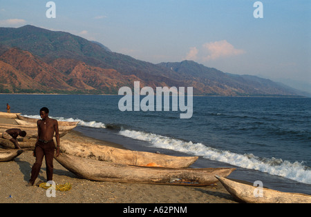 Village de pêche ci-dessous Livingstone Montagnes Lac Nyasa Matema Beach Tanzanie Banque D'Images