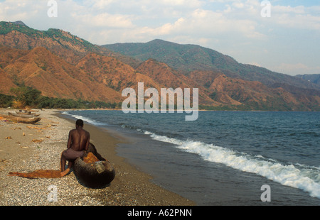 Village de pêche ci-dessous Livingstone Montagnes Lac Nyasa Matema Beach Tanzanie Banque D'Images