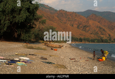 Village de pêche ci-dessous Livingstone Montagnes Lac Nyasa Matema Beach Tanzanie Banque D'Images