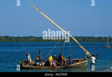 Les gens à bord d'un dhow traditionnel de l'île Mafia Tanzanie Banque D'Images