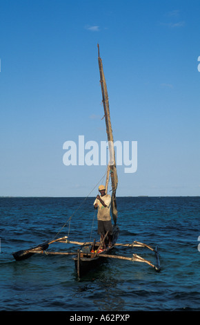 Pêcheur sur son Ngwalawa avec stabilisateurs stabilisateurs dhow Mafia Island Tanzanie Banque D'Images