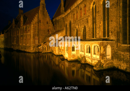 Bâtiments à bord de l'eau, ancien hôpital St-John's, Musée Memling, Bruges, Flandre occidentale, Belgique Banque D'Images