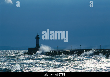 Silhouette d'un phare sur une côte, Arkona, Rügen, Mecklembourg-Poméranie-Occidentale, Allemagne Banque D'Images