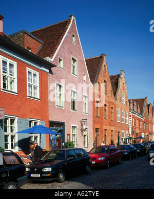 Voitures garées devant les maisons, Quartier Hollandais, Potsdam, Brandebourg, Allemagne Banque D'Images