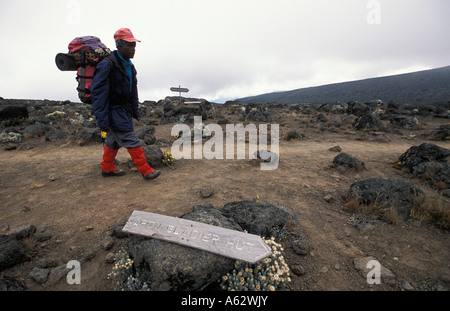 Pour signer l'itinéraire Glacier Flèche Porter transport des bagages Parc national du Kilimandjaro en Tanzanie Banque D'Images