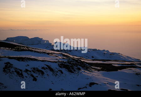 Les glaciers au sommet du mont Kilimandjaro entourant le cratère Parc national du Kilimandjaro en Tanzanie Banque D'Images