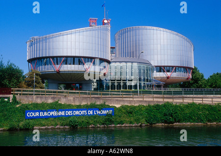 Au bord de l'édifice du Parlement, bâtiment Louise Weiss, Strasbourg, Alsace, France Banque D'Images