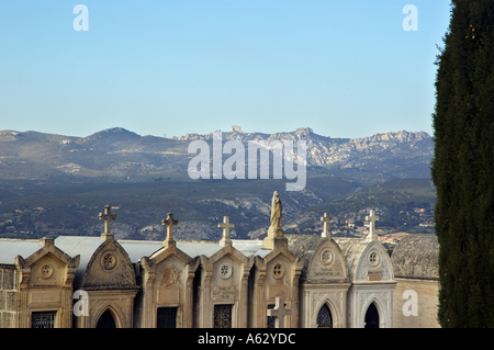 Tombes au cimetière du village, Allauch, Bouches-du-Rhône, France. Banque D'Images