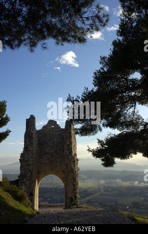 Allauch Village ancien Arch At Notre Dame du Château Banque D'Images