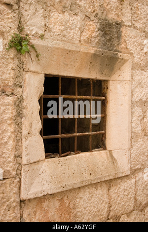 La fenêtre de cave dans une maison de mur dans la ville de l'île de Korcula Croatie Banque D'Images