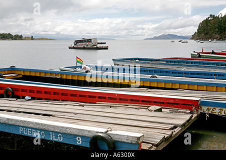 Barges servant au transport des autobus et camions, Tiquina, Lac Titicaca, Bolivie, Amérique du Sud Banque D'Images