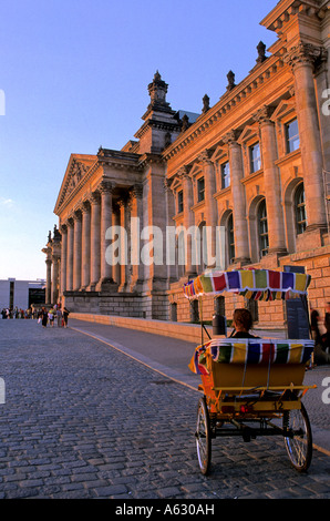 Extérieur de la 19e siècle bâtiment du Reichstag le siège du Bundestag, le parlement allemand Berlin Allemagne Banque D'Images