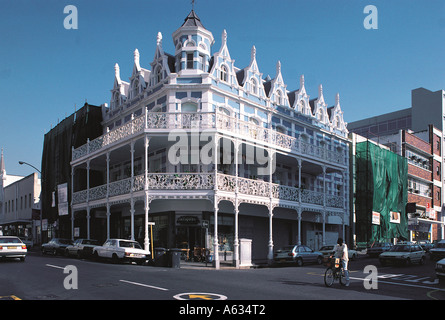 Un bel immeuble ancien avec des balcons en fer forgé et d'arcades sur Long Street Cape Town Afrique du Sud Banque D'Images