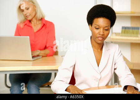 Two businesswomen working in an office Banque D'Images