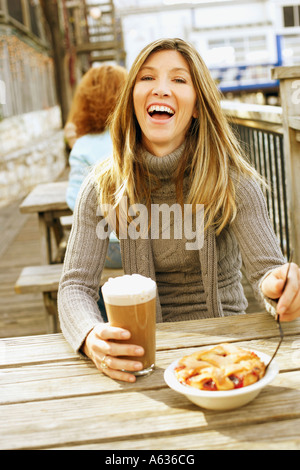 Young woman holding a glass of milk-shake au chocolat et de rire Banque D'Images