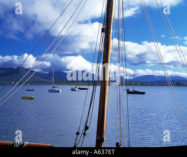 Port de roundstone, comté de Galway, Irlande, Irlande, côte ouest avec les Twelve Bens borne de montagnes en arrière-plan, Banque D'Images