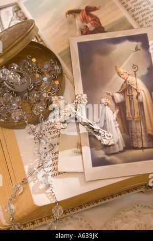 Cristal transparent avec silver crucifix et carte saint sur un missel ouvert. Banque D'Images