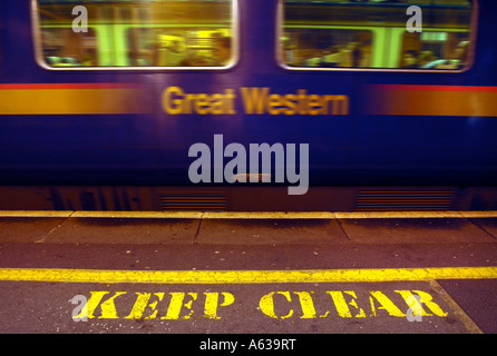 Un train PART DE LA GARE BATH SPA à destination de Bristol Temple Meads Banque D'Images