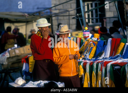 2 deux Tibétains, bon amis parler, marché en plein air, marché, Plaza de Jokhang, quartier du Barkhor, ville de Lhassa, Lhassa, Tibet, Chine, Asie Banque D'Images