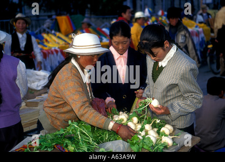 Les femmes tibétaines du shopping au marché de la Plaza de Jokhang Barkhor dans Square dans la ville de Lhassa au Tibet Chine Asie Banque D'Images