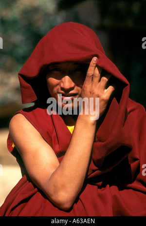 1, 1, moine tibétain, moine Bouddhiste Tibétain, homme religieux, l'homme, le contact oculaire, vue de face, portrait, Drepung, à l'ouest de Lhassa, Tibet, Chine Banque D'Images