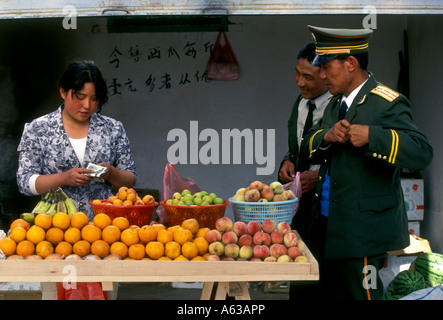 Femme tibétaine, tibétaine, femme, jeune adulte, vendeur de fruits, Tsedang, Tibet, région autonome du Tibet, Chine, Asie Banque D'Images