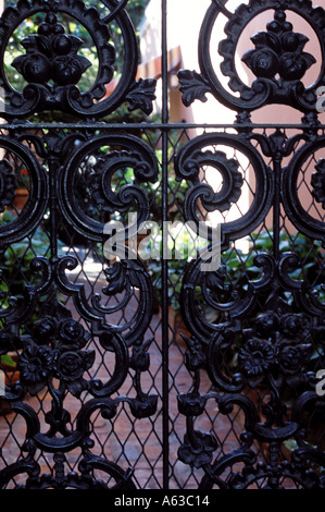 La porte de la ferronnerie décorative de jardin intime en face de la Nouvelle Orléans en Louisiane USA Banque D'Images