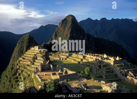 Les gens les touristes visitant le Machu Picchu aka la ville perdue des Incas une ruine Inca de l'empire Inca dans les Andes, en Amérique du Sud Pérou Banque D'Images