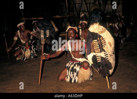 Les hommes du Zimbabwe, danse, danseuse, danseuses, danse, danse tribale, danse africaine, Victoria Falls Hotel, département, le Zimbabwe, l'Afrique Banque D'Images