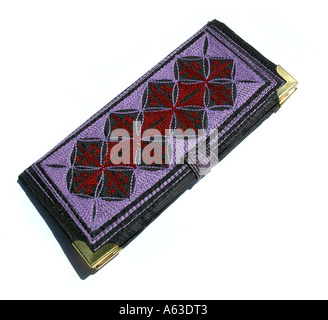 Sac à main ou portefeuille brodé à la main avec les schémas traditionnels de la province d'Aceh en Indonésie Banque D'Images