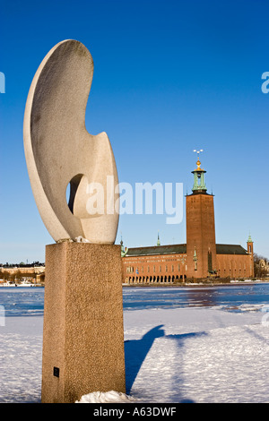 Solbåten avec statue de l'hôtel de ville en arrière-plan Banque D'Images