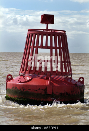 Bouée de navigation au large des côtes flottantes Banque D'Images